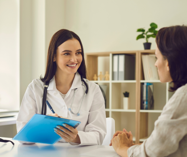 Médica le explica a su paciente los beneficios del seguro médico de C.E.N.A.C.