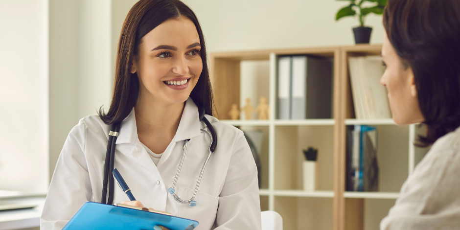 beneficios-seguro-medico-en-cenac Médica le explica a su paciente los beneficios del seguro médico de C.E.N.A.C.